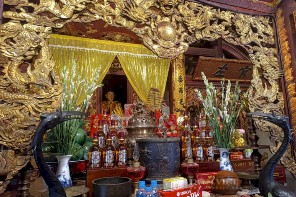 Prince Linh Lang's statue stands tall, exuding dignity and righteousness